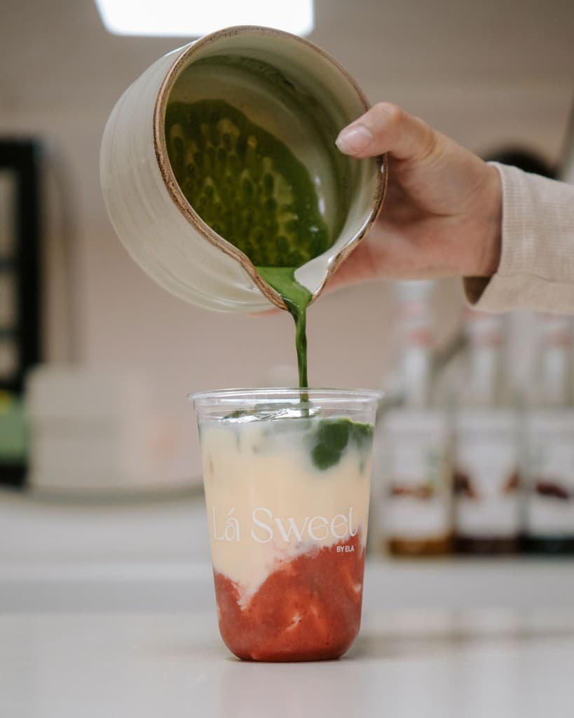 Strawberry matcha wordt ingeschonken bij Lá Sweet
